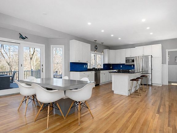 2nd image of 124 Captain Peirce Rd