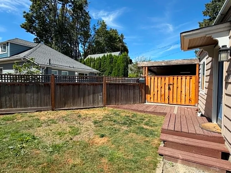 1927 Rainier Ave — Photo 2