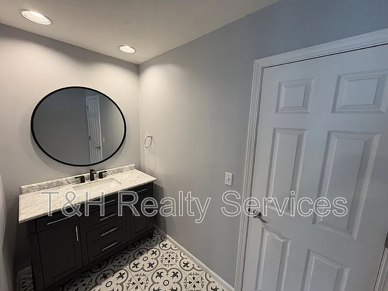 516 Lockerbie Cir N — Photo 18
