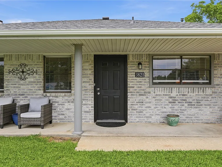 3821 Brighton Dr — Photo 2