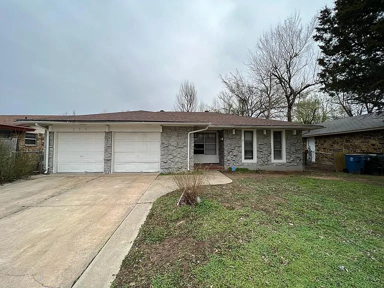 624 Lloyd Ave — Photo 1