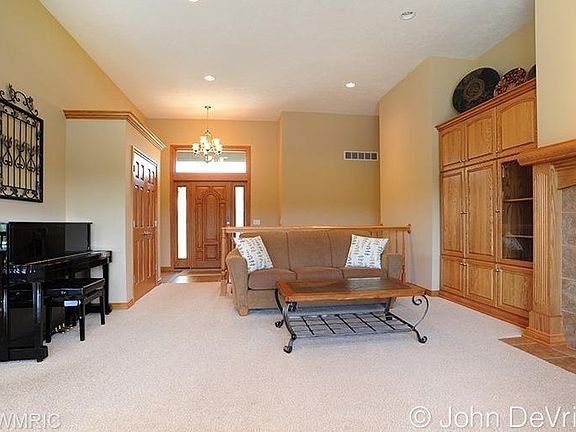 5th image of 162 Suncrest Ct SW