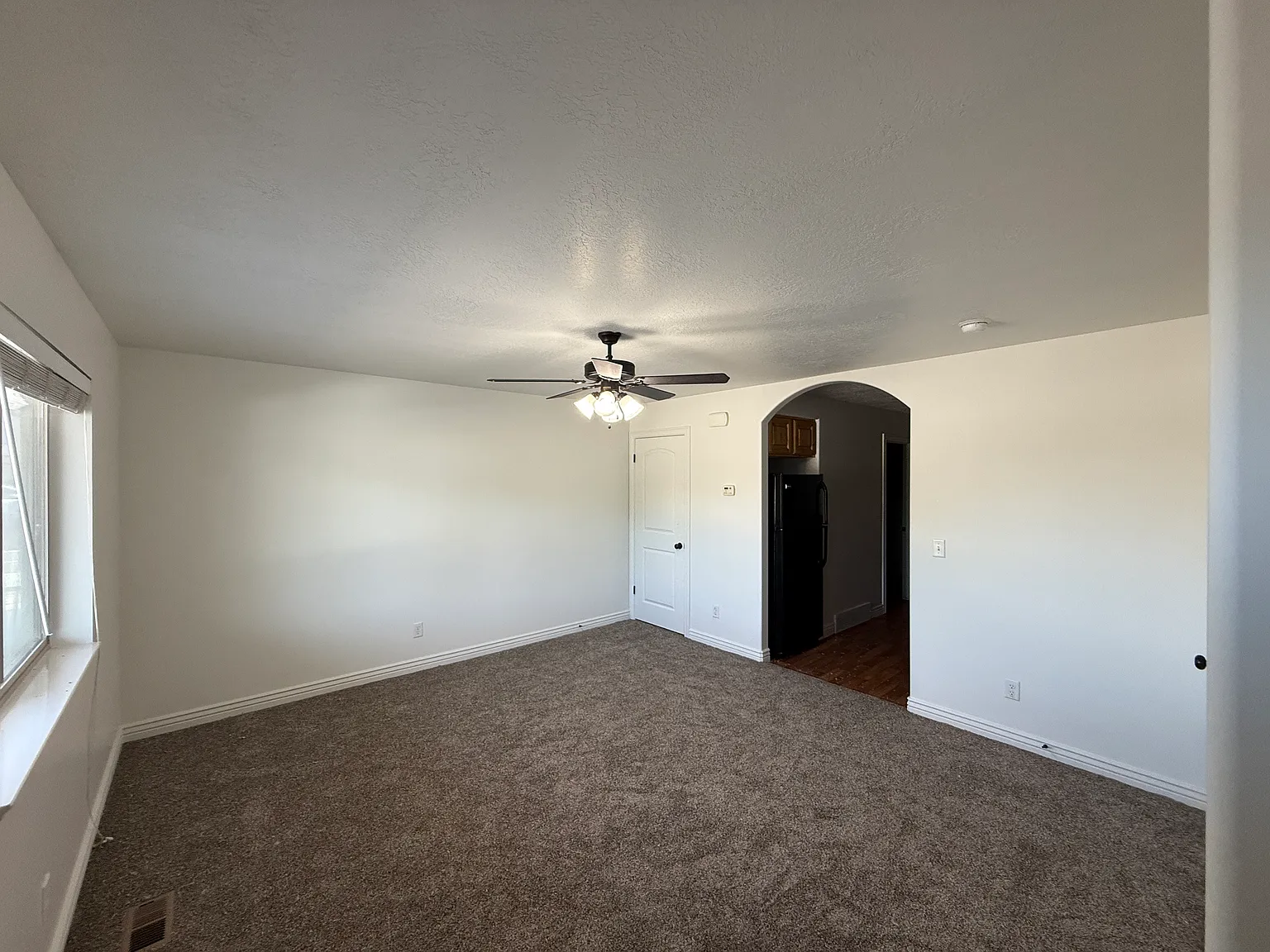 3 bed, 1.5 bath, 1400 sqft, $1,400 — Photo 3