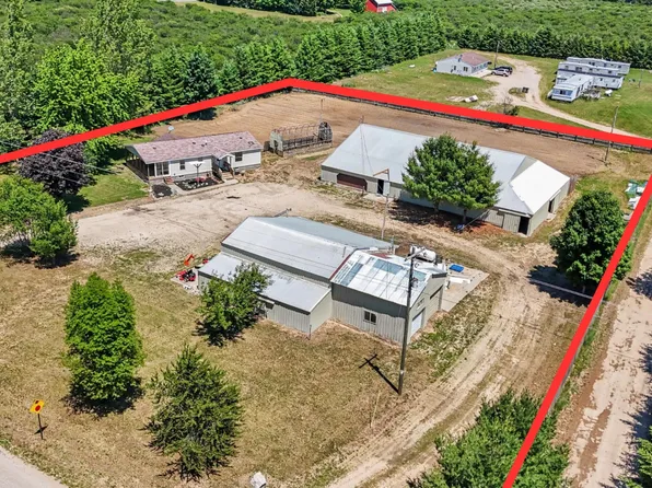1904 N 48th Ave, Mears, MI 49436