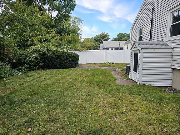 3rd image of 11 Tuttle Ln