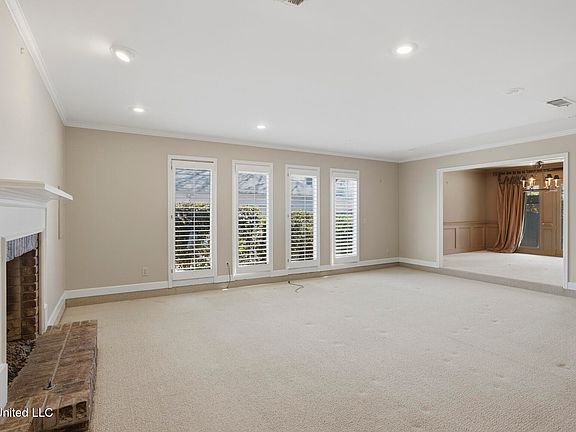 4th image of 18 Moss Forest Cir