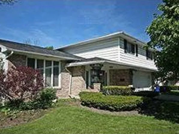 6 Rosewood Dr, Williamsville, NY 14221