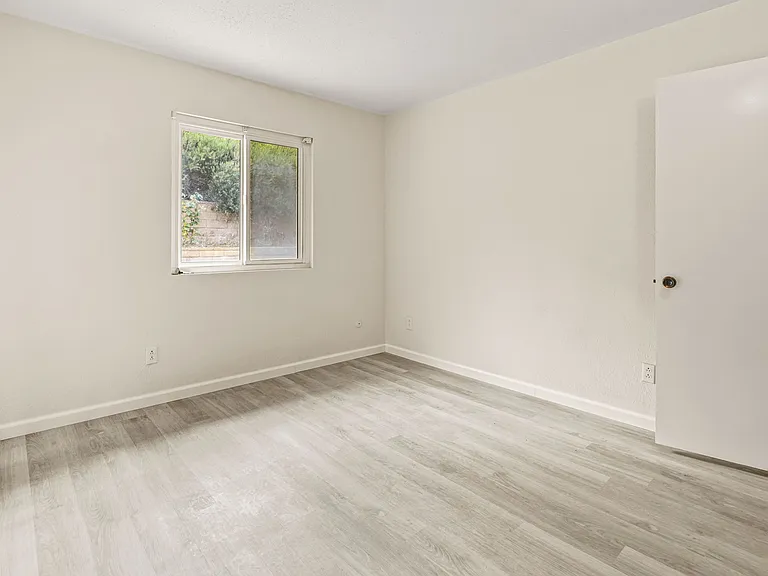 8766 Glenira Ave — Photo 11