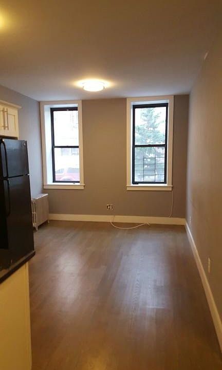 2nd image of 18 E 21st St APT D10