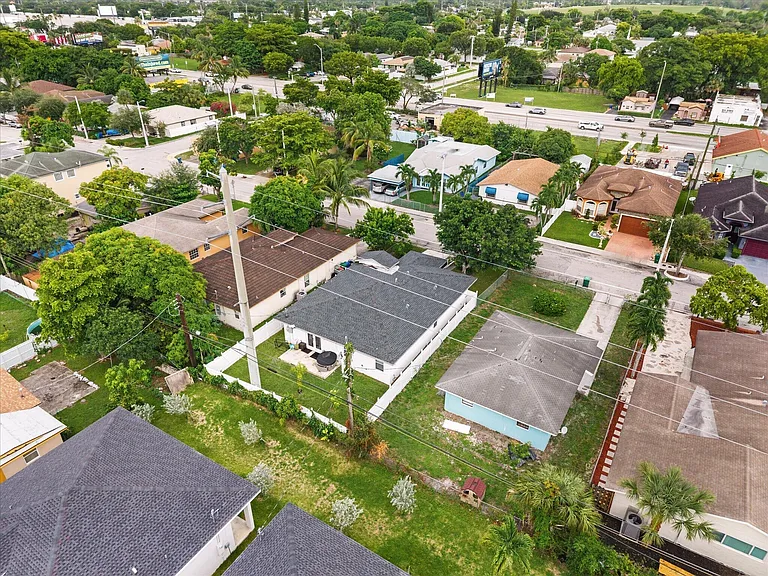 2848 NW 9th Pl — Photo 33