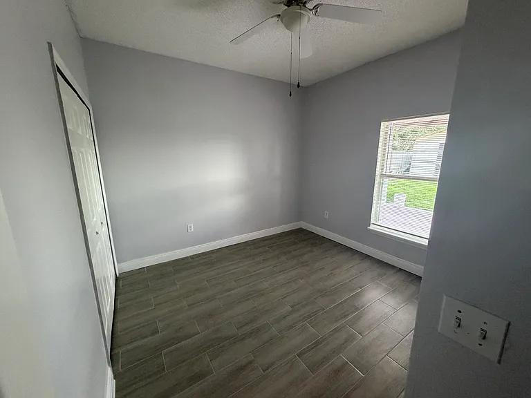 1642 Stanley Ave — Photo 4