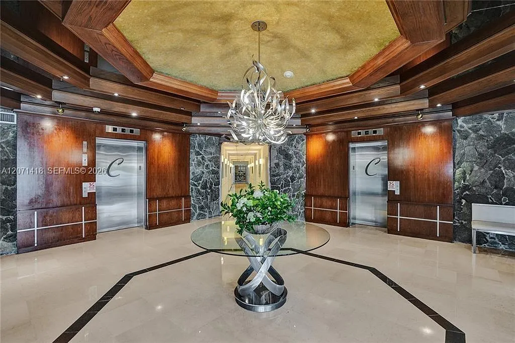 Claridge Condo — Photo 3