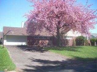 475 Snowball Dr, Levittown, PA 19056