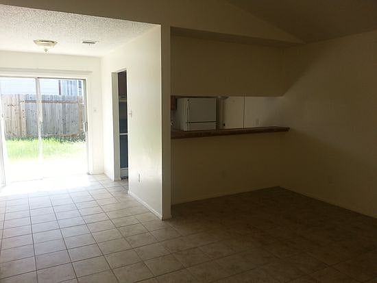 4th image of 1922 Gracy Farms Ln #B