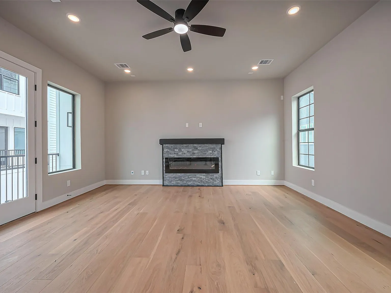 3 bed, 3.5 bath, 2140 sqft, $4,000 — Photo 2