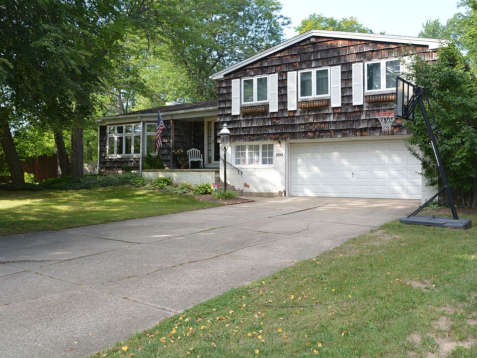 200 Woodbury Dr