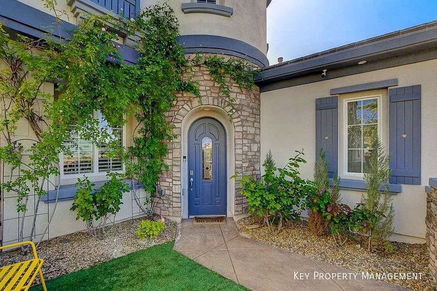 Luxurious 5 Bedroom home in prestigious Macdonald Highlands on the 12th fairway — Photo 4