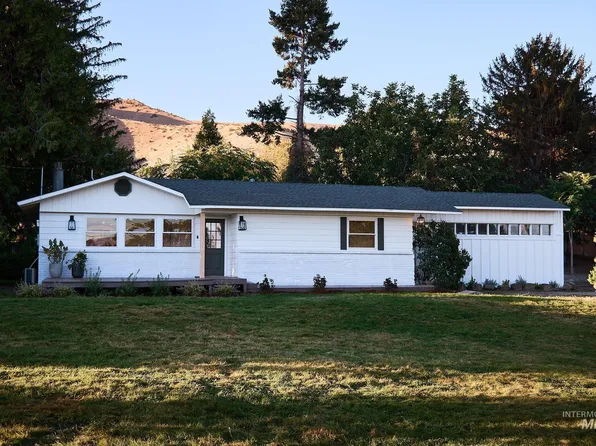 647 E South Slope Rd, Emmett, ID 83617