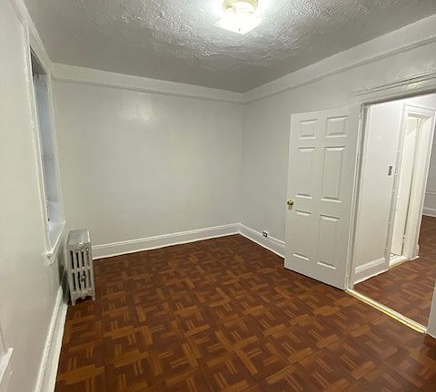 5th image of 3307 Crescent St APT 3R