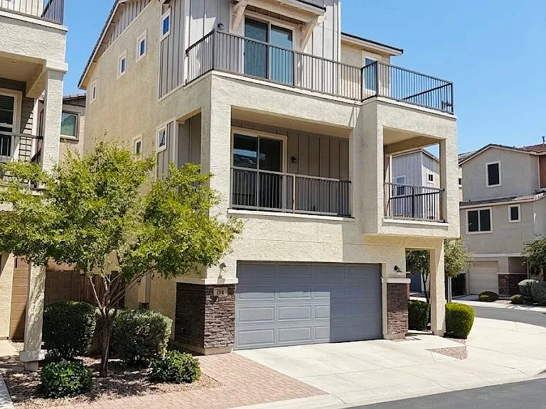 726 W Flintlock Way — Photo 1