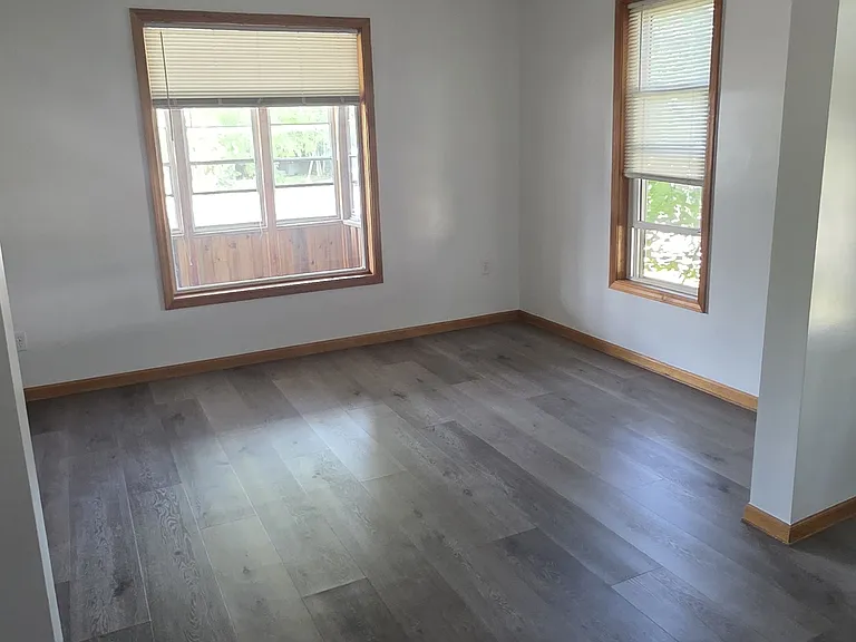 612 Woodside Ln — Photo 2
