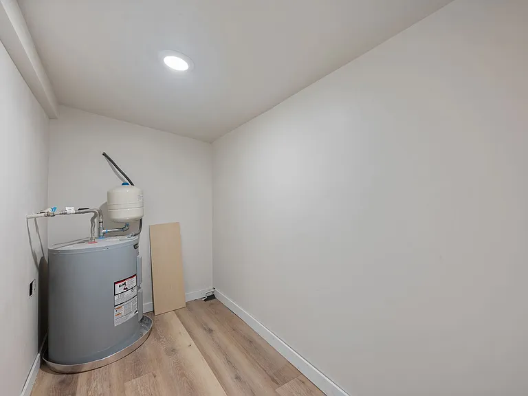 727 NW Georgia Ave — Photo 16