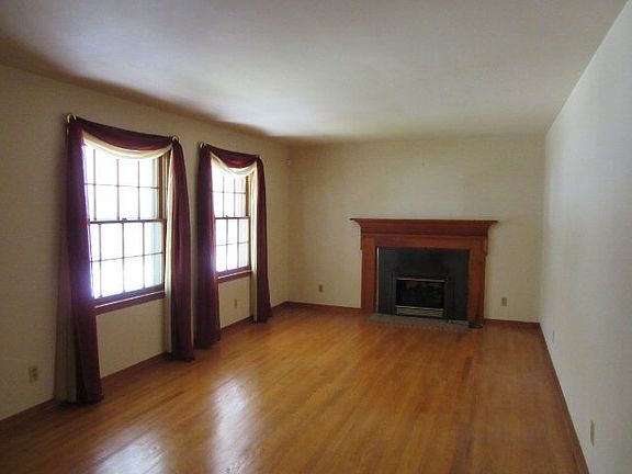2nd image of 302 Yates St