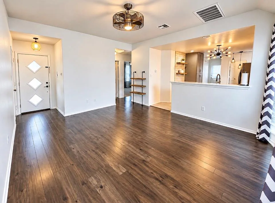 3 bed, 2.0 bath, 1220 sqft, $1,800 — Photo 4