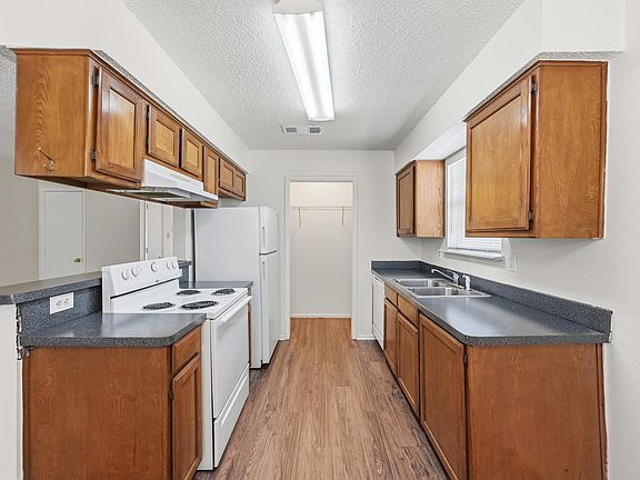 4th image of 504 Kings Way Dr #D
