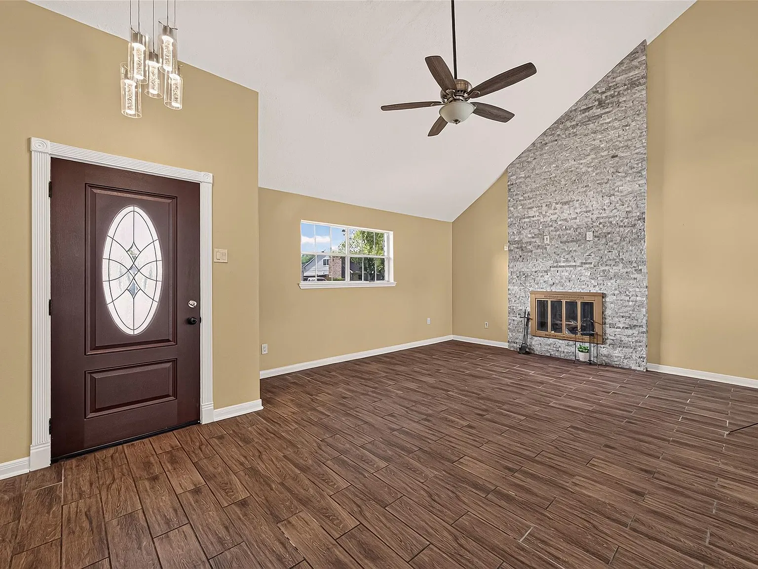 4 bed, 2490 sqft, $2,400 — Photo 2