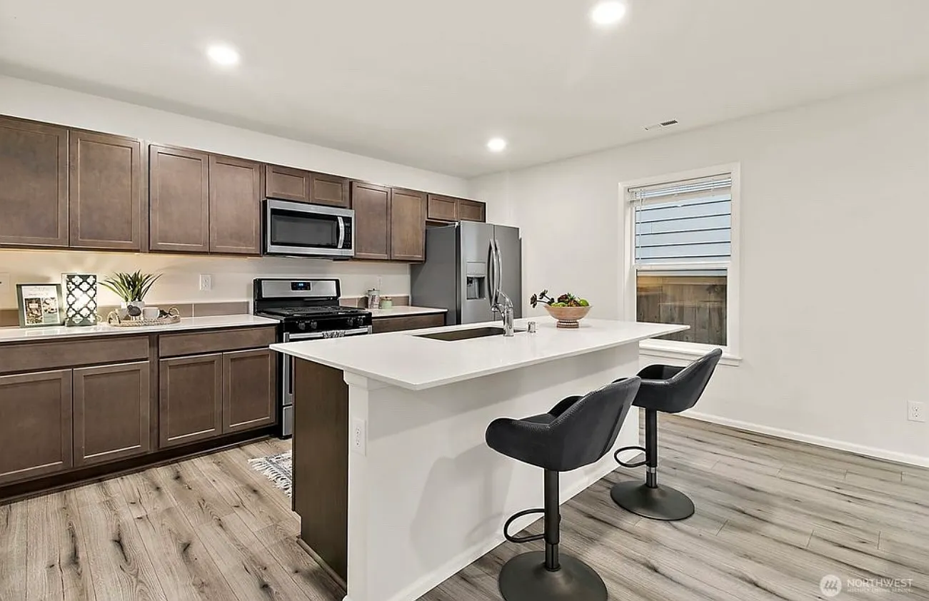 4 bed, 2004 sqft, $1,000 — Photo 4