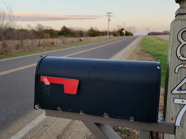 827 2nd St, Whiting, KS 66552