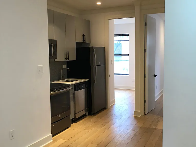 224 W 21st St #12 — Photo 3
