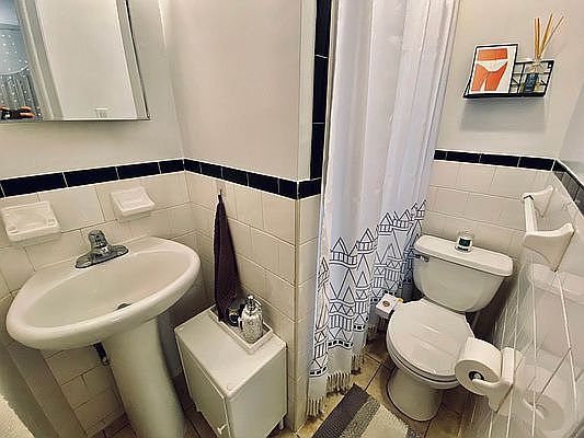 5th image of 208 E 7th St APT 14