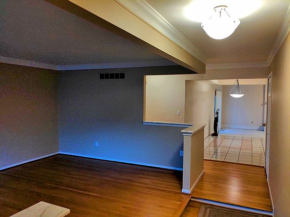 5th image of 18250 Parkridge Dr