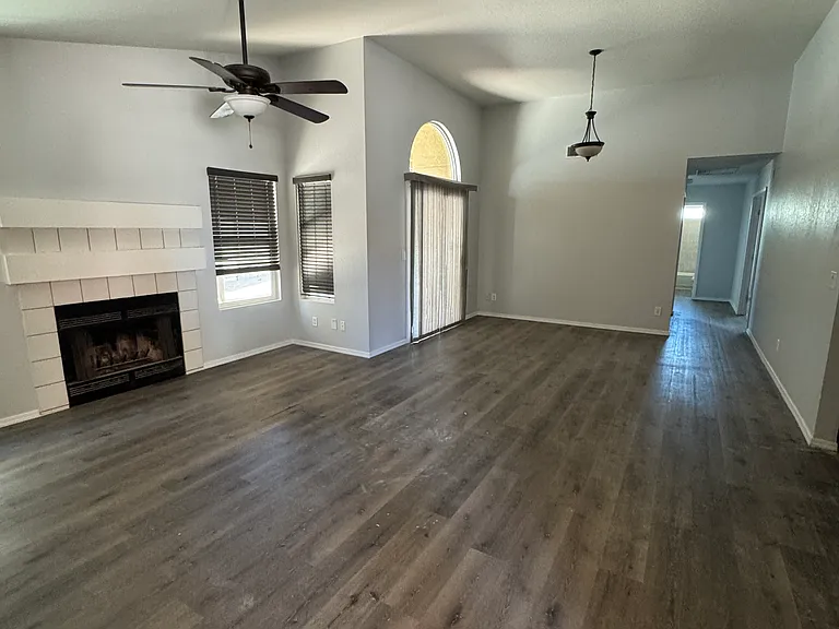 7800 S Kilcormac Ln — Photo 2