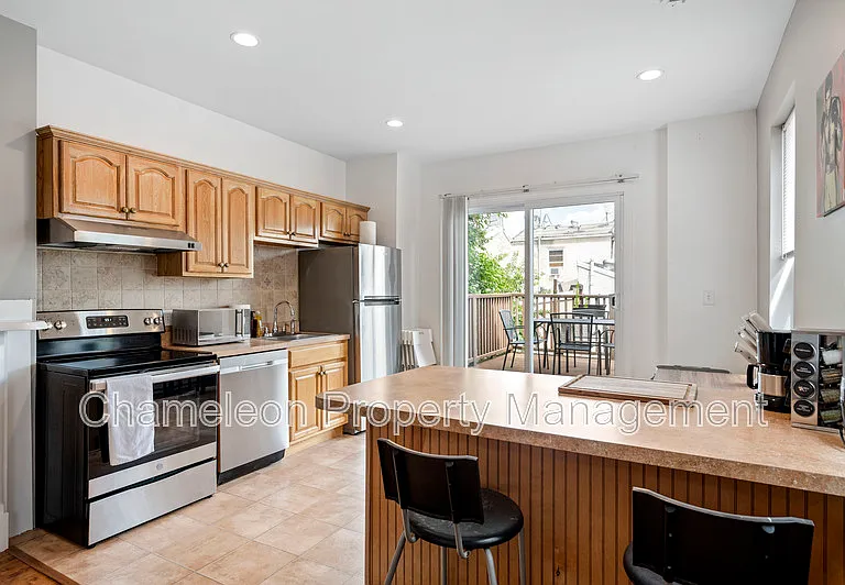 929 N 6th St #2 — Photo 8
