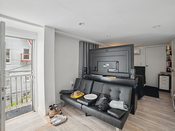3rd image of 31 Van Cortlandt Park Ave #Basement