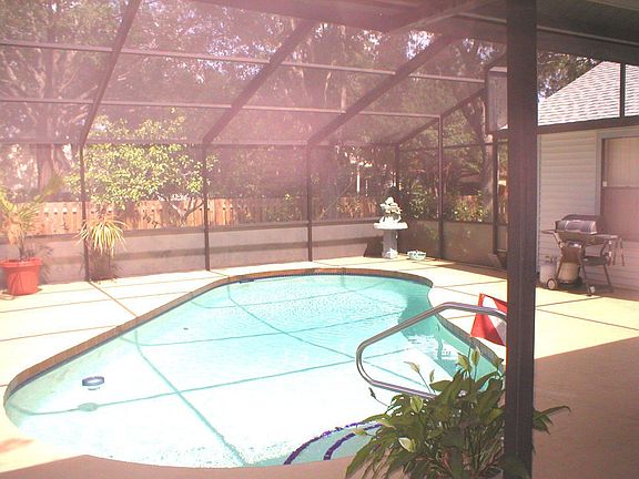 Covered Lanai to Pool