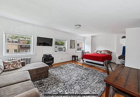 4th image of 9 W 10th St APT 4R