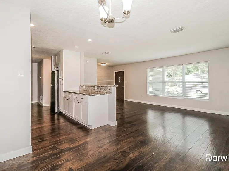 2244 Coventry Dr — Photo 5
