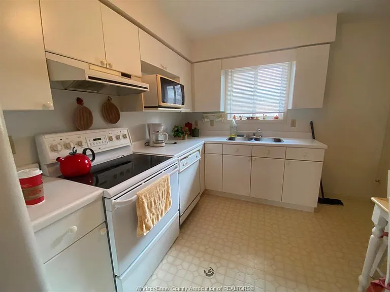 1087 Brookview Cres — Photo 10