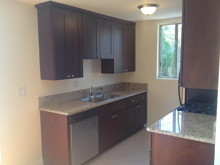 937 Havenhurst Dr #8 — Photo 6