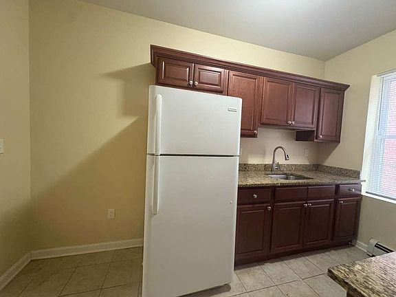 4th image of 310 Edgewood Ave #33