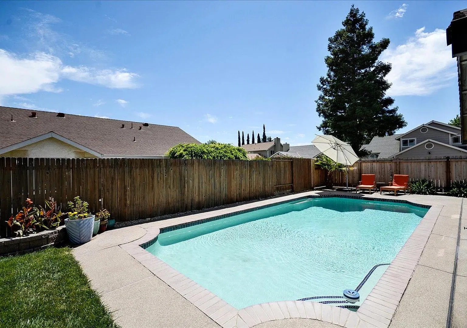 Really Nice 3 Bed with Swimming Pool — Photo 2