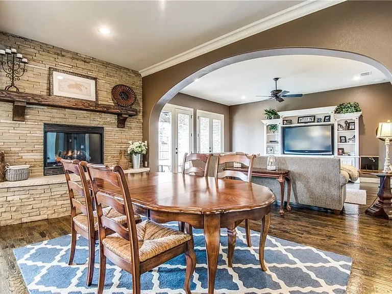 580 Butchart Dr — Photo 10