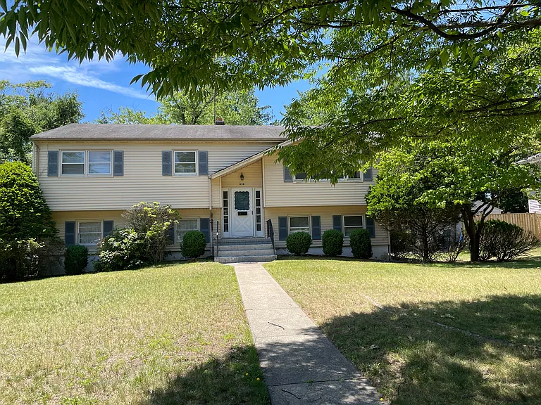 Kingsbridge Ln — Photo 1