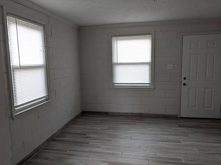 2945 Schofield Ave — Photo 2