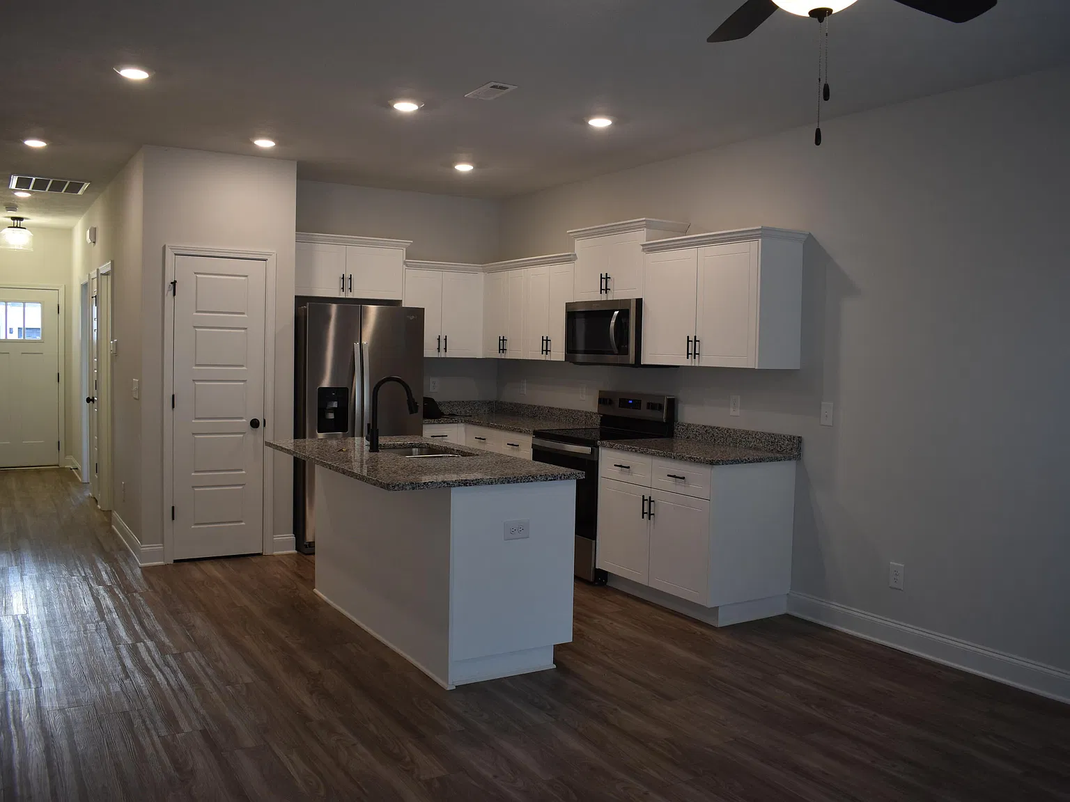 3 bed, 3.0 bath, 1518 sqft, $1,695 — Photo 2