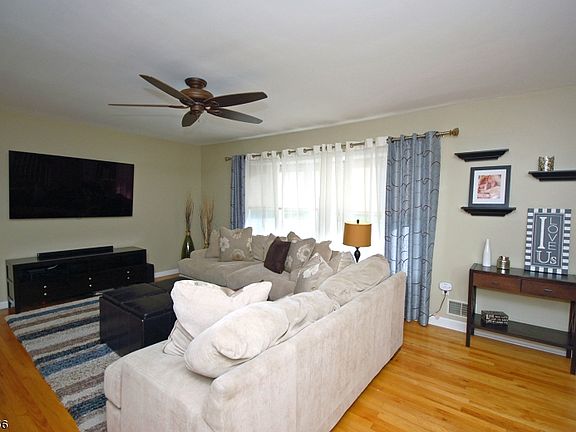 3rd image of 74 Knoll Ter